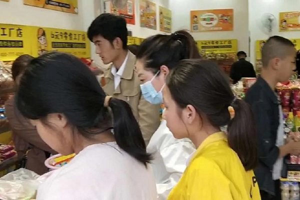零食加盟店導(dǎo)購技巧：5米關(guān)注、3米注視、1米搭話