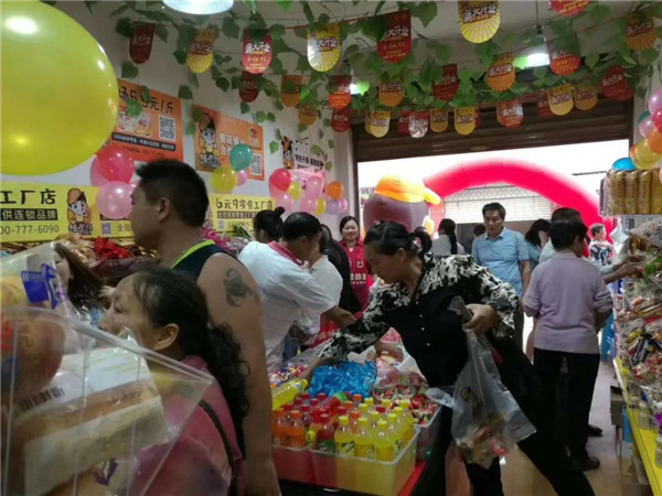 零食加盟店導(dǎo)購技巧：5米關(guān)注、3米注視、1米搭話